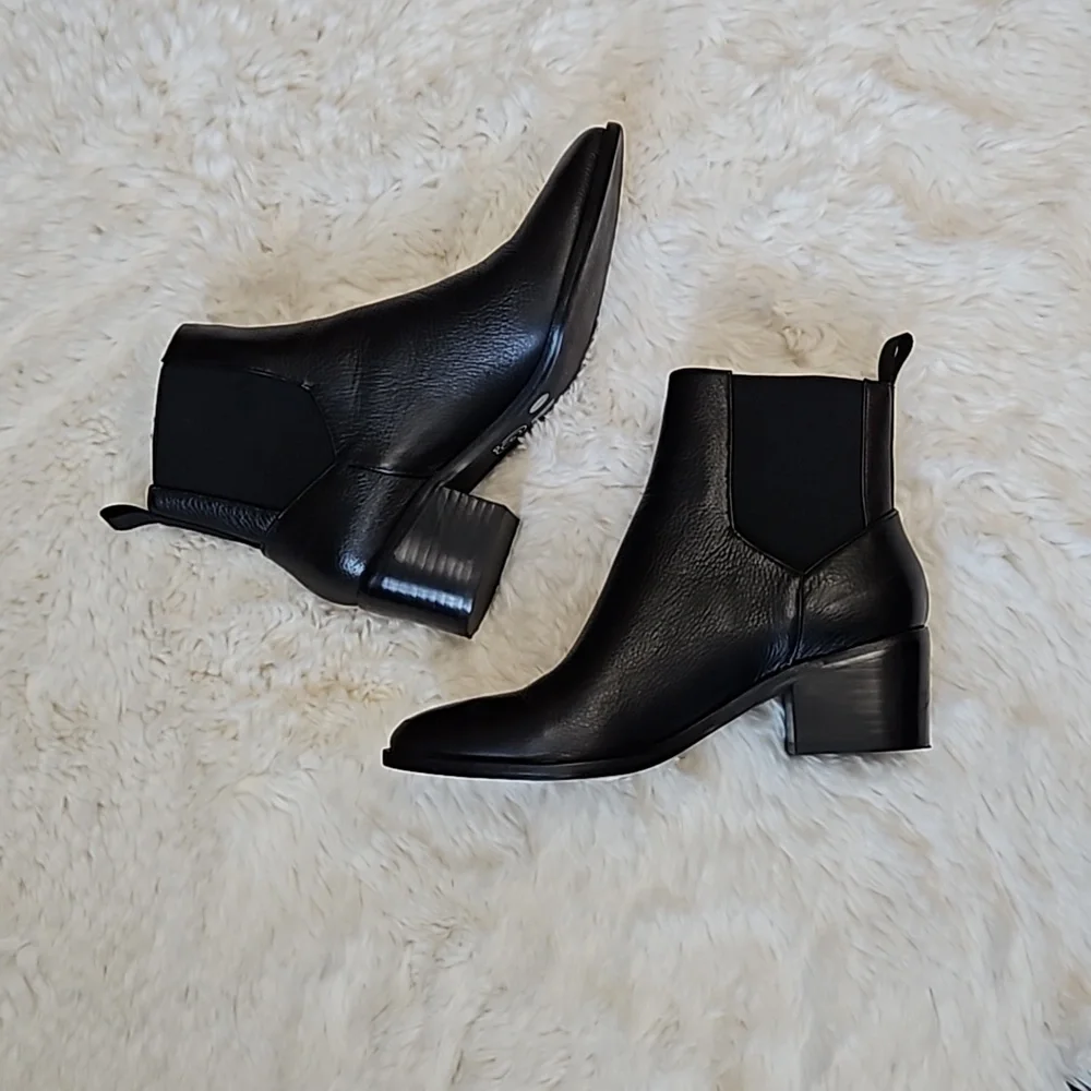 *SOLD* Chinese Filip Black Bootie, size 6, Like new with original box - Picture 4 of 12
